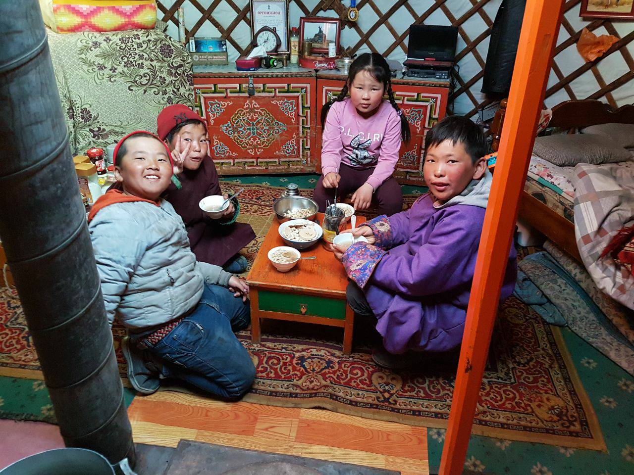 In der Jurte - unsere Gastfamiliei in der Gobi