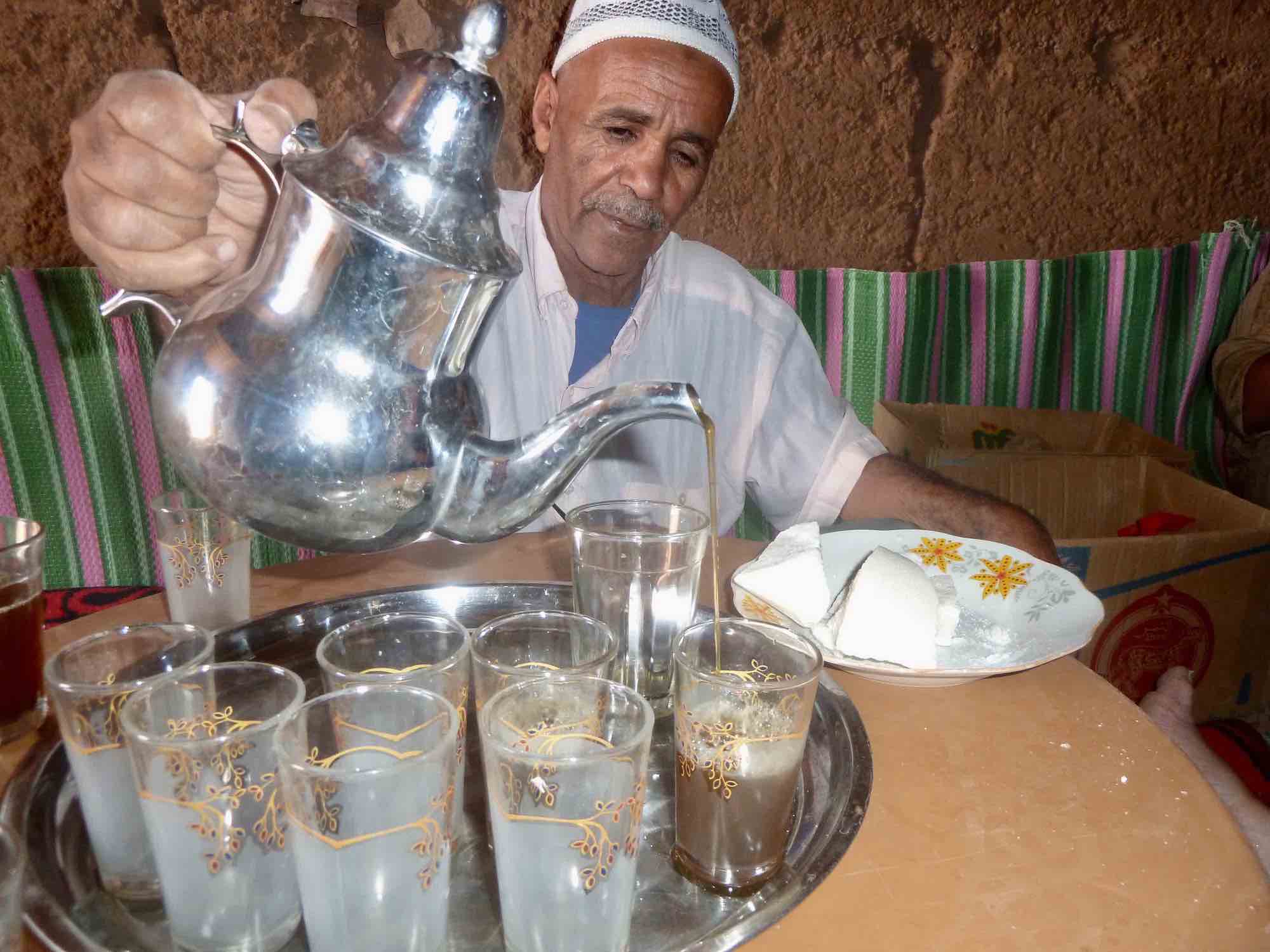 Larbi bereitet Tee für unsere Gäste in Marokko