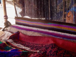 Berberfrauen in Marokko weben Decken