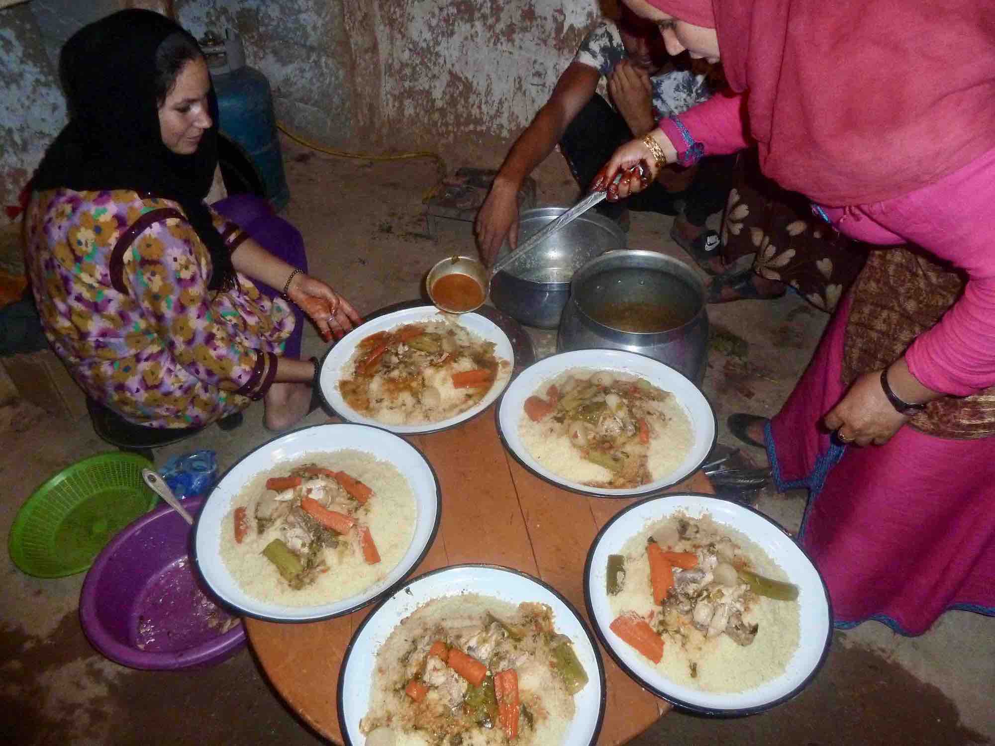 gemeinsam essen in der Frauenkooperative Süd-Marokko