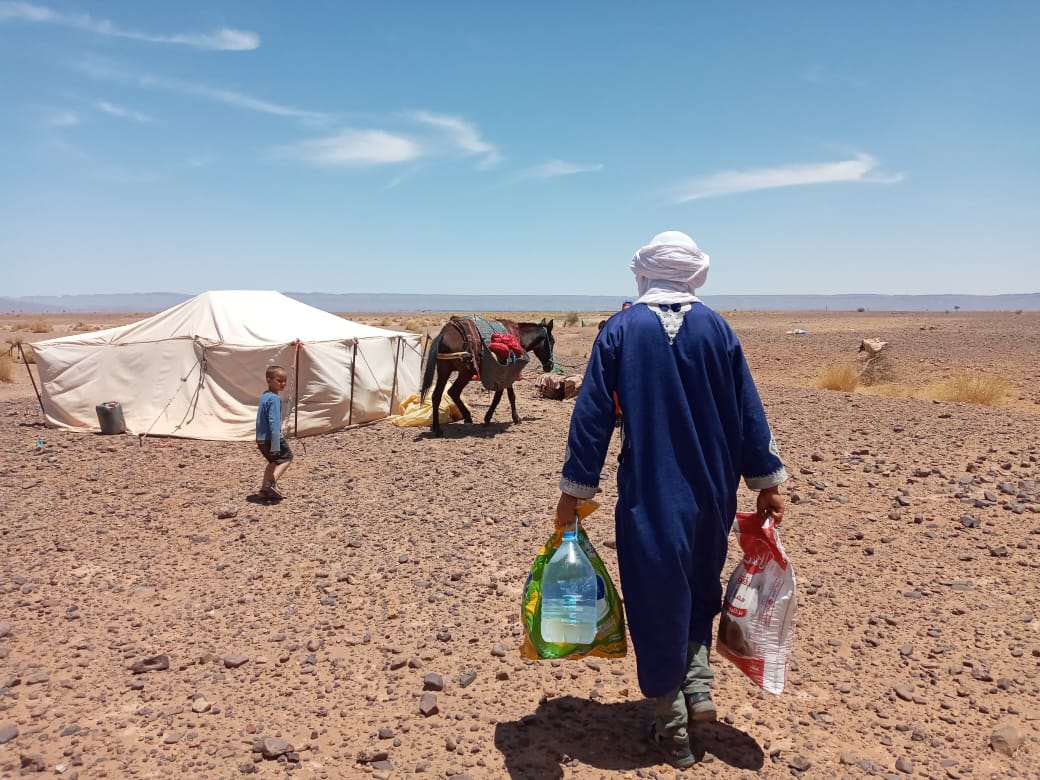 Hafid bringt Wasser für die Nomadenfamilien