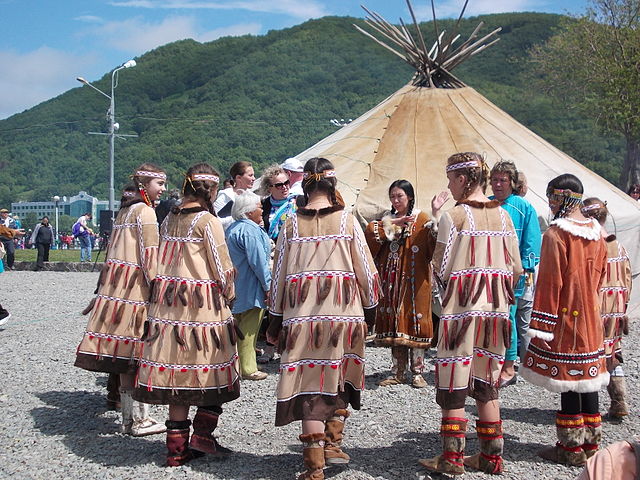 Itelmenische Gruppe mit traditioneller Kleidung