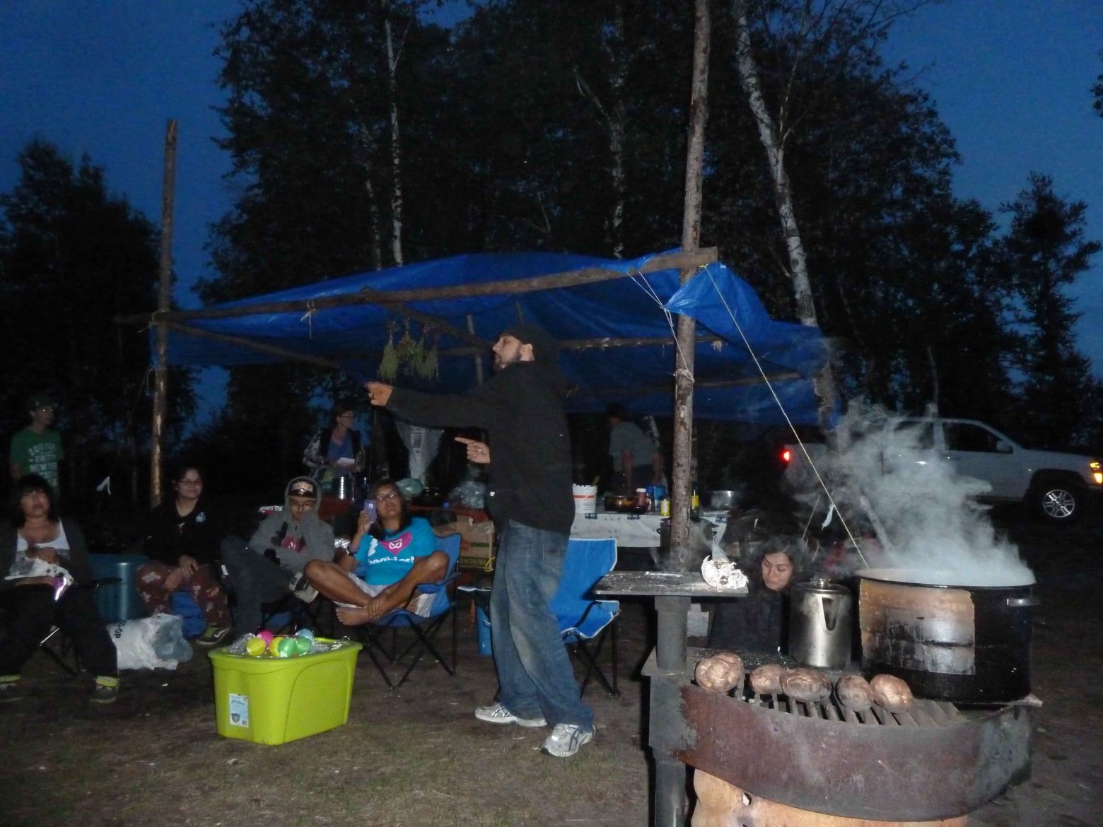 Musik und Diskussionen im Survival Camp