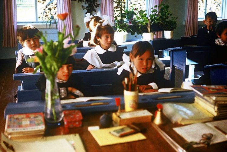 Kinder vom Volk der Tofalar in der Elementarschule