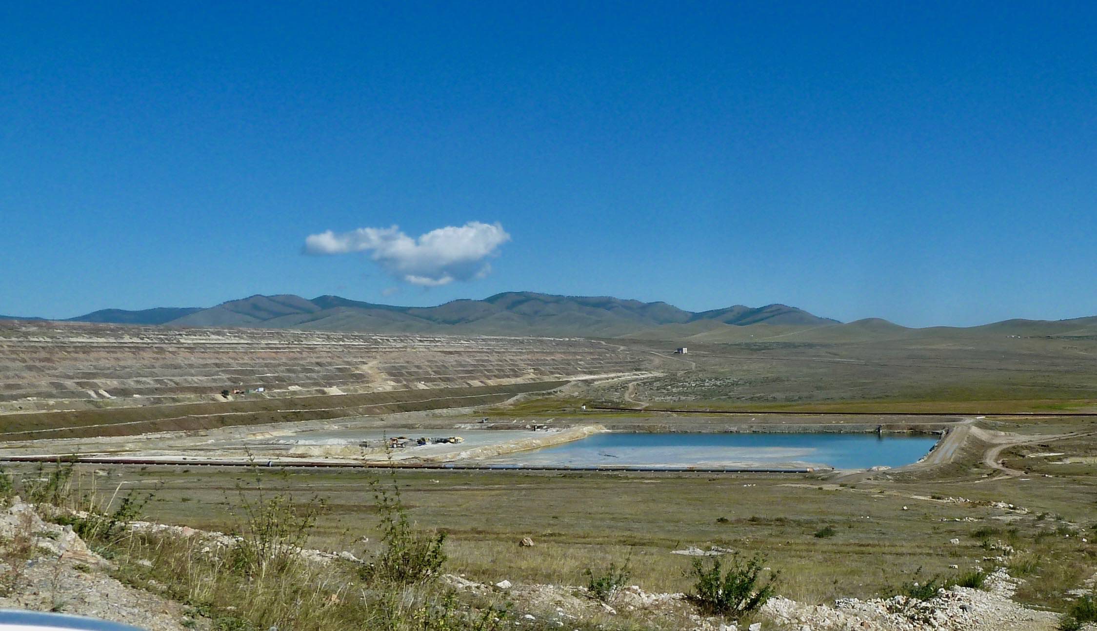 Absetzbecken der Kupfermine in der Mongolei Gudrun Wippel