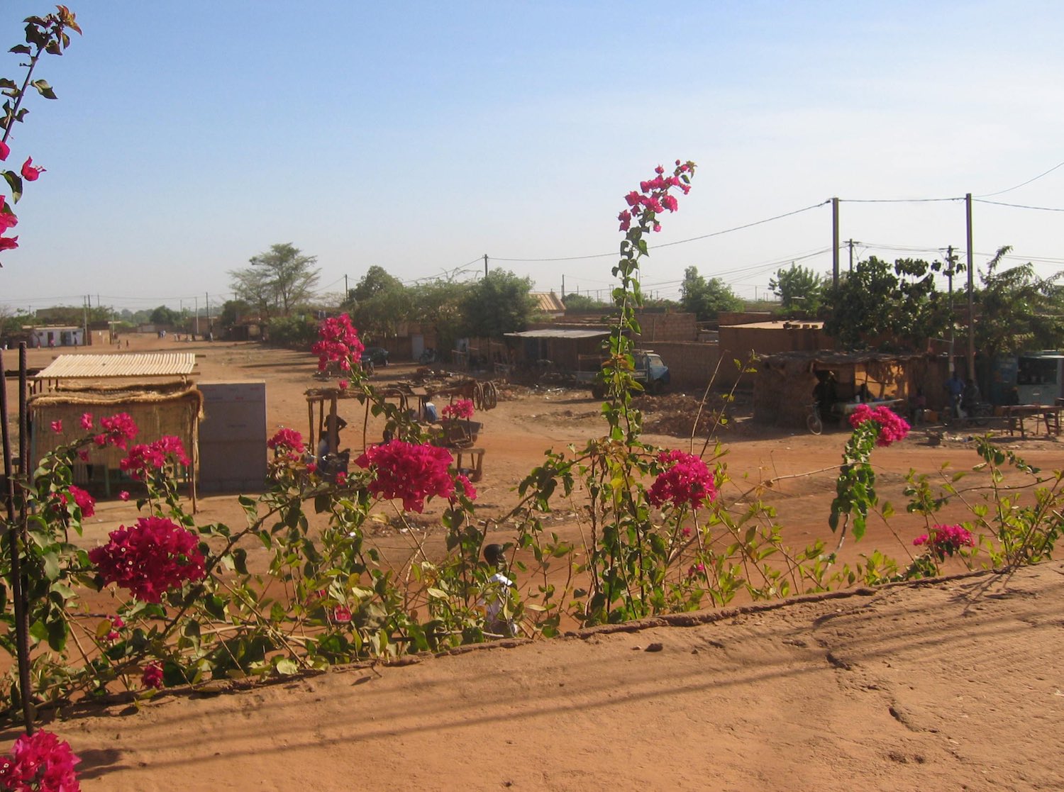 Burkina TinHinan Haus mit Bougainvillea und Ausblick Gudrun Wippel Kia Ora Reisen