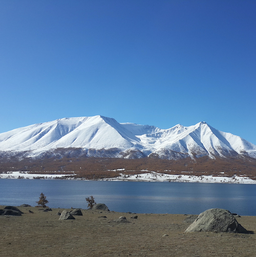 Altai Mongolei bei klarem blauen Himmel