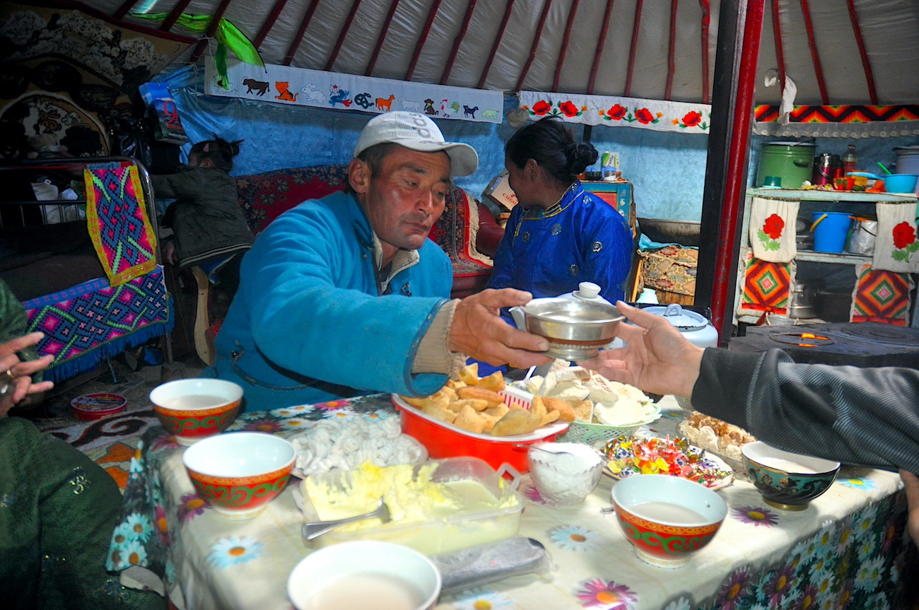 Gastfreundschaft bei einer Kasachischen Familie im Altai Mongolei