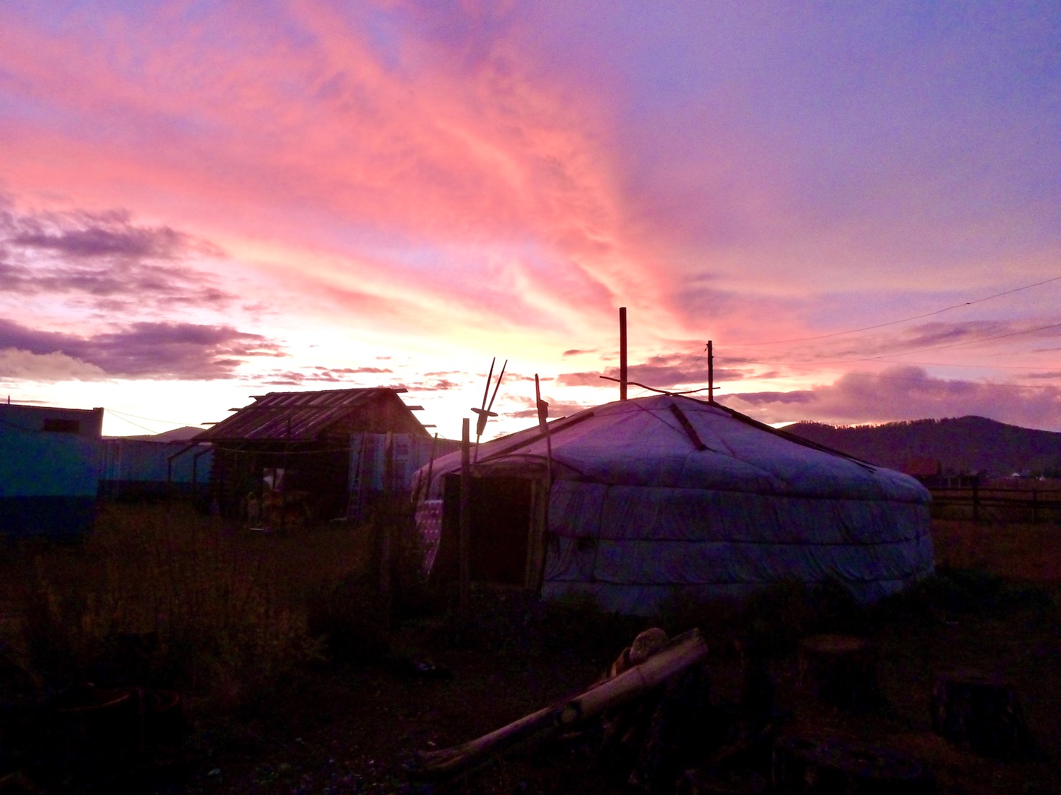 Mongolische Jurte mit Abendhimmel