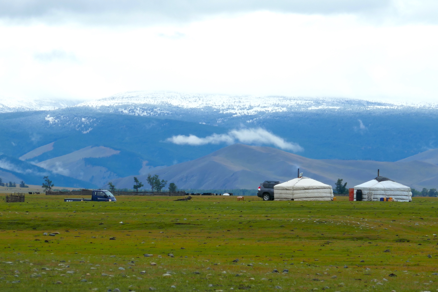 Mongolische Jurten in der Landschaft_Mongolei Reisen