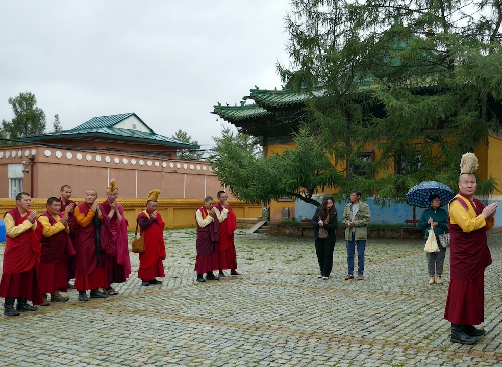 Buddhismus Mongolei Besucher und Lamas beim Morgenritual Gandankloster
