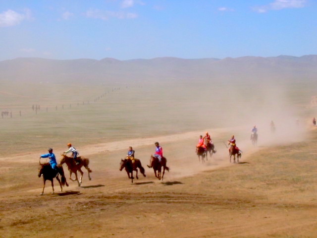 Pferderennen Naadam Festival Mongolei in der Steppe 