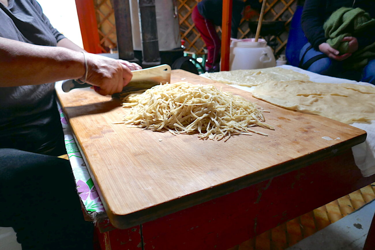 Nomadische Lebensweise Mongolei- Essen zubereiten_Gudrun Wippel