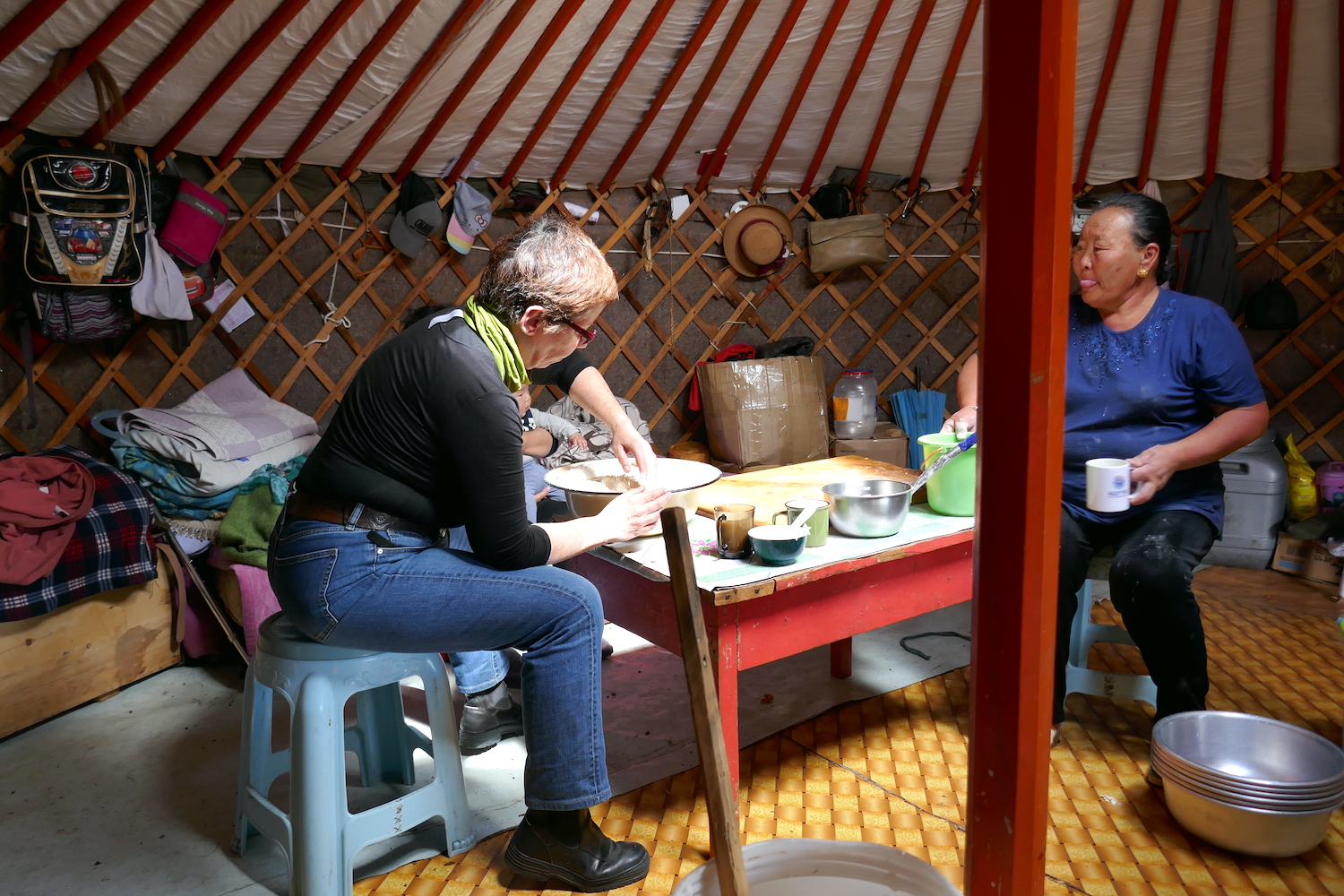 Gemeinsam Teig für Gebäck zubereiten - zu Gast bei Nomaden