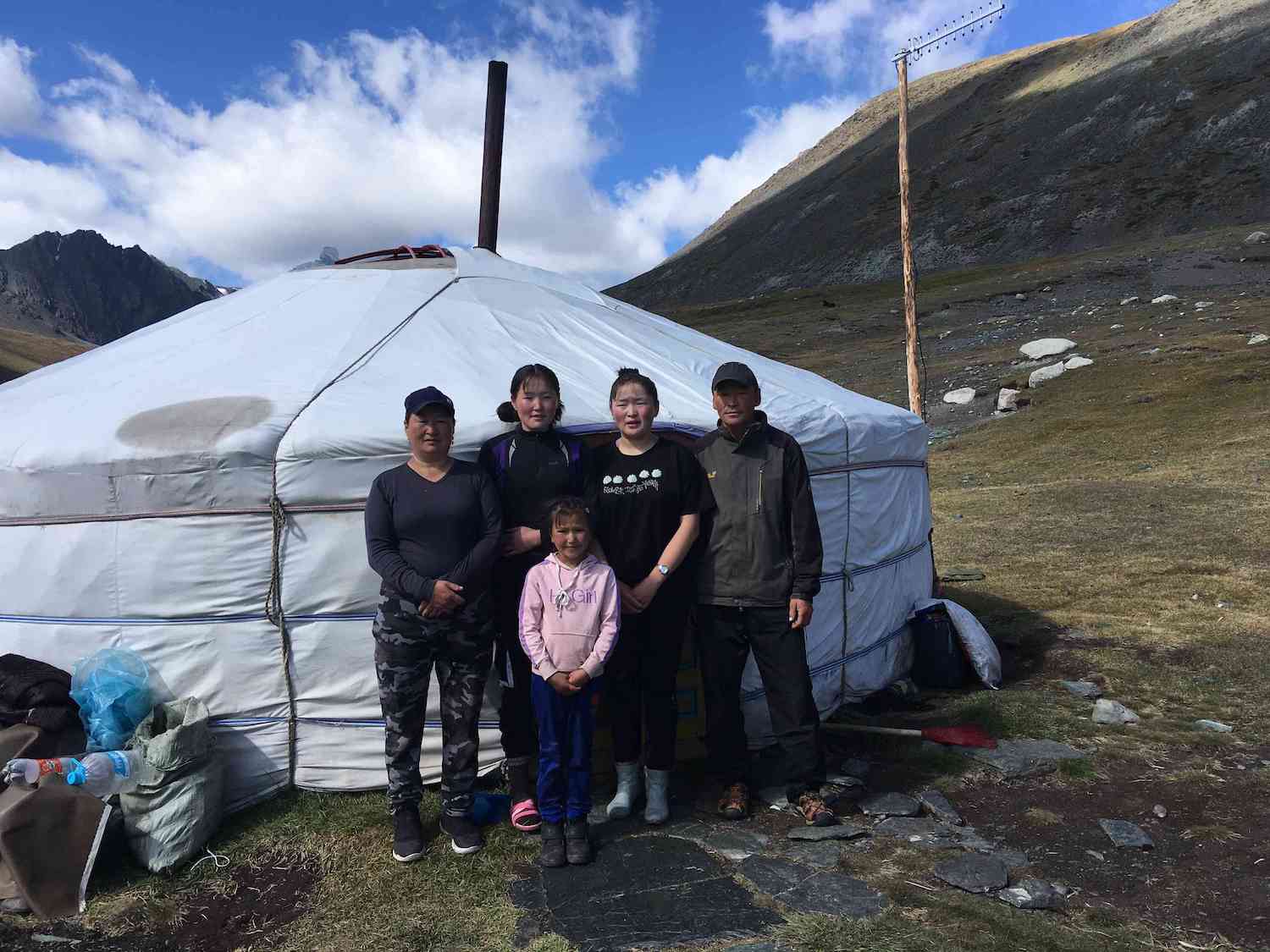 Nomadenfamilie heißt Gäste in der Mongolei willkommen