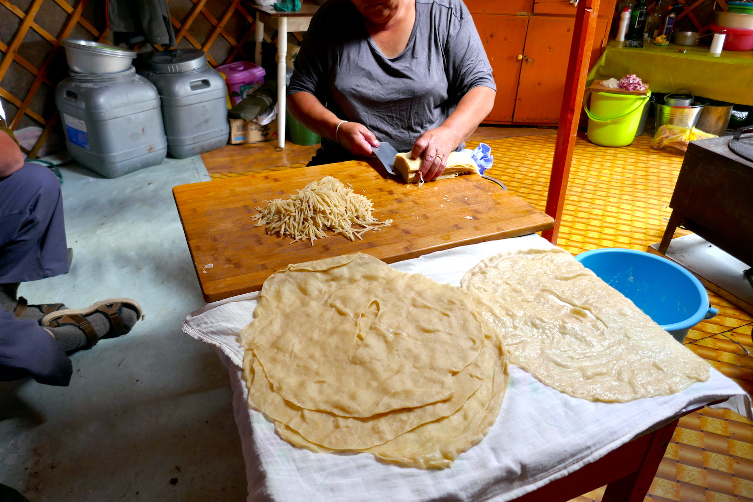 frische Mongolische Nudeln zubereiten -Zu Gast bei Nomaden