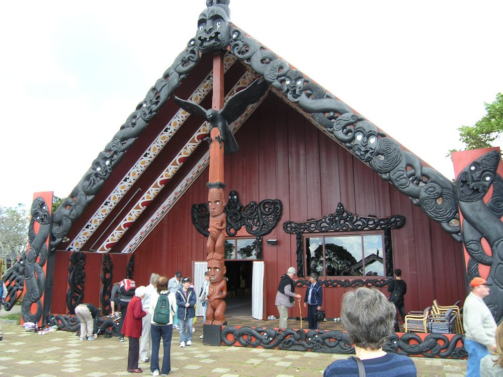 Orakei-Wharenui Marae mit Gästen_Maori Kultur erleben