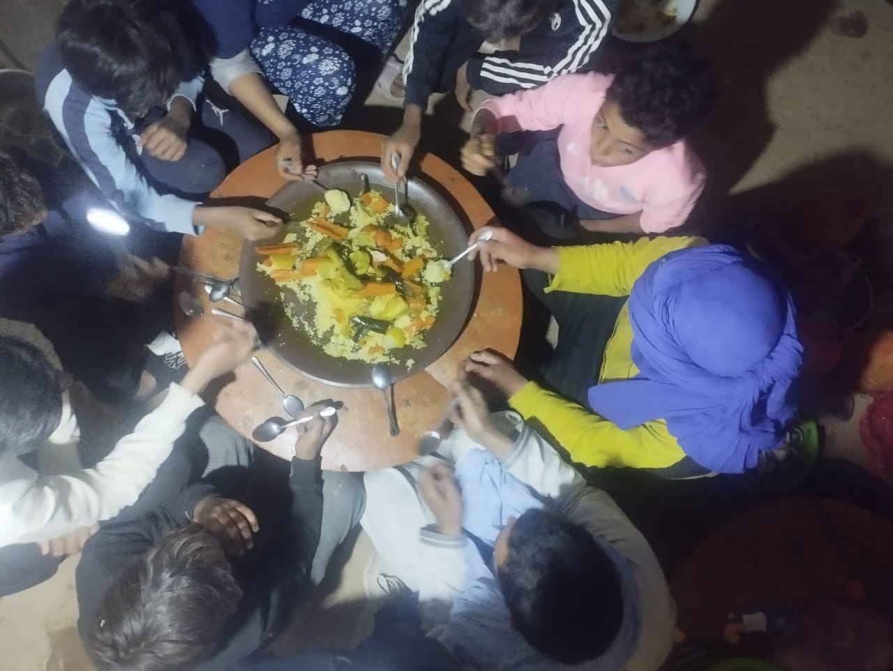 Berber Nomaden essen gemeinsam