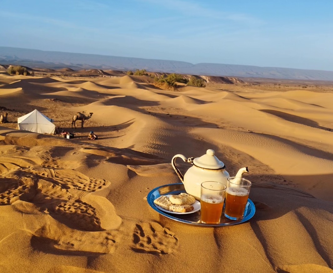 beim Wüstentrekking Marokko - Tee auf der Düne
